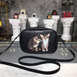 Balenciaga巴黎世家女包价格新款小猫印花斜跨相机包