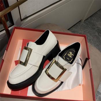 Roger Vivier RV香港官网厚底粗跟Viv' Rangers 金属扣乐福鞋奶油色