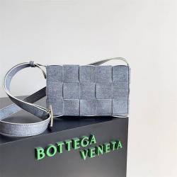 葆蝶家女包Bottega Veneta BV官网708768中号方块包Cassette牛仔印花羊皮斜挎包