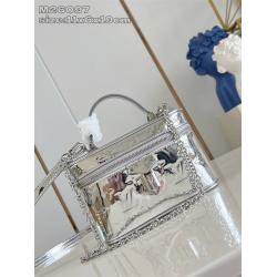 LV香港官网M26097 VANITY CHAIN POUCH 手袋化妆包