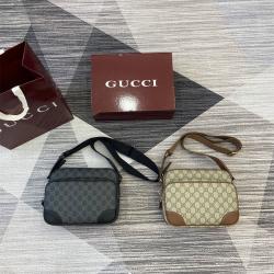 古驰香港官网GUCCI 821160 GG Emblem系列中号斜挎包
