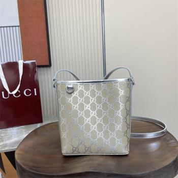 gucci旗舰店古驰 847090 GG Emblem系列纤薄水桶包（银色）