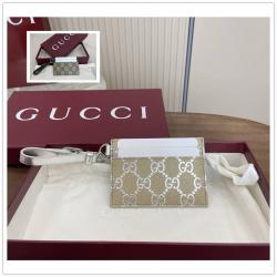 gucci香港官网古驰 819121 GG Emblem系列饰包带卡片夹卡包